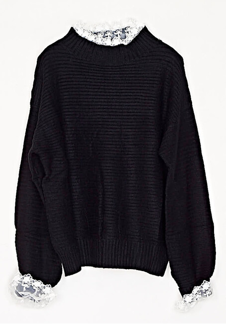 pullover-me-dantela-ston-laimo-kai-sta-manikia-mayro-cuca.gr