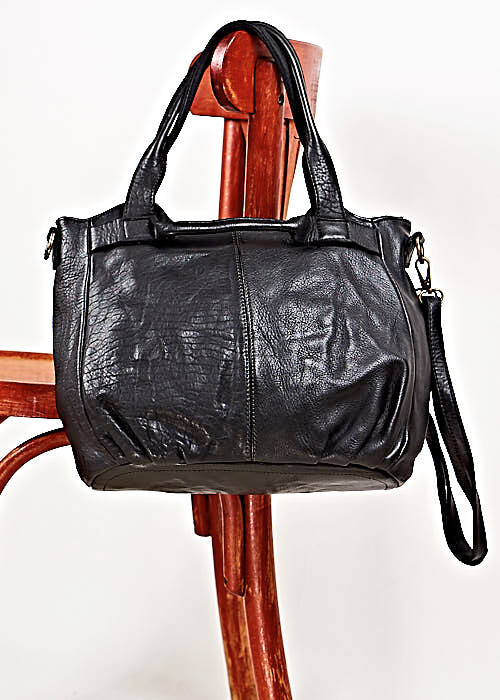 bag-leather-with-multiple-form-of-grasp-cuca.gr