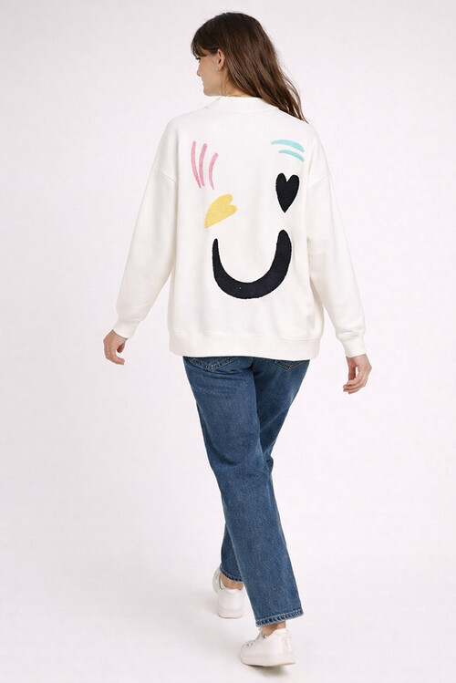 pullover-soft-touch-plekto-me-anaglyfo-patchwork-leyko-cuca.gr